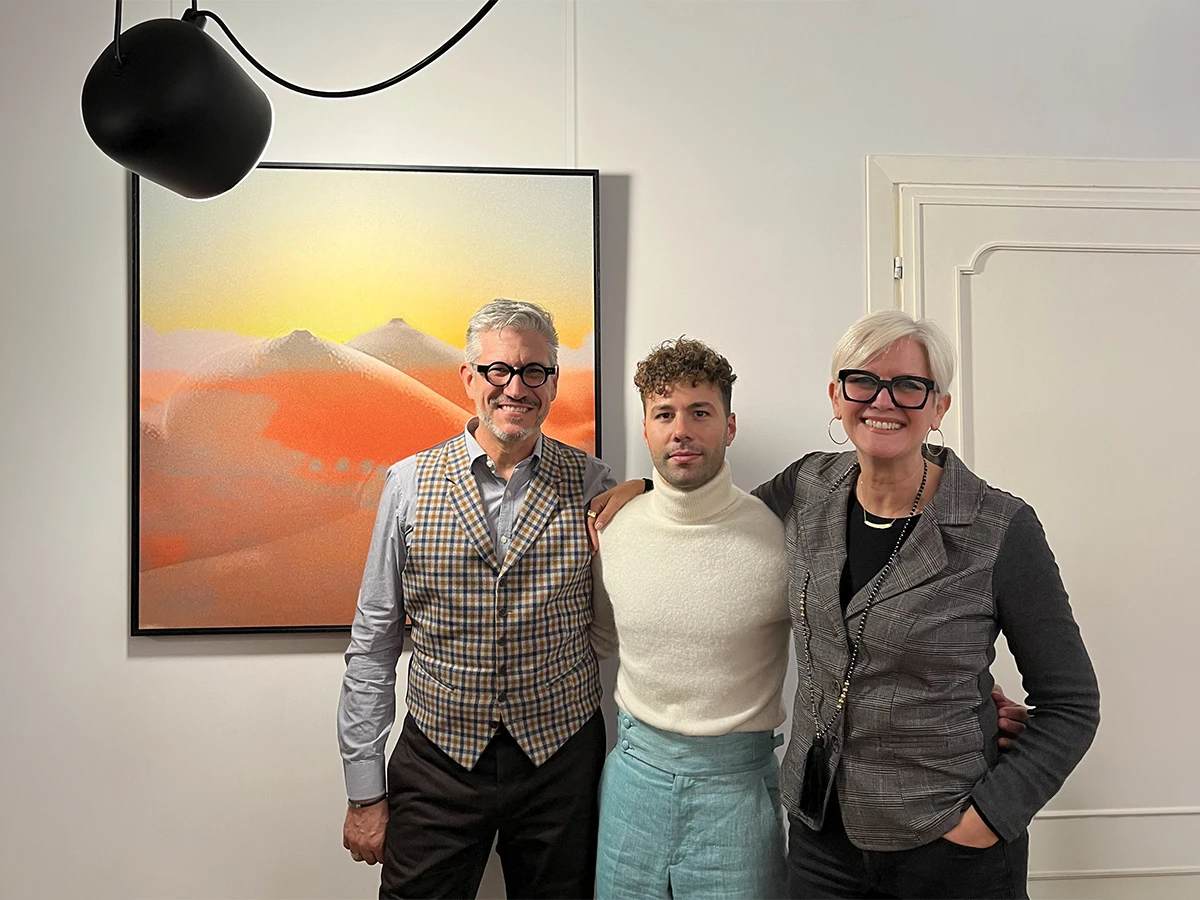 L'artista Lorenzo Gramaccia insieme ai direttori della galleria Alessandra Taravacci e Massimo Guasoni davanti all'opera Volti all'Oriente durante l'inaugurazione della mostra Il sogno del corpo