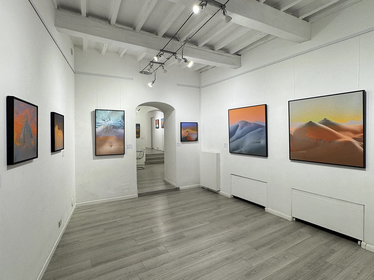 Veduta dell'allestimento con le opere di Lorenzo Gramaccia esposte in galleria per la mostra Itineraria Memoriae