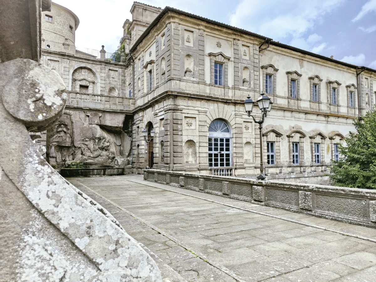 Esterno del Palazzo Chigi Albani che ha ospitato la mostra La fragilità come poesia di Lorenzo Gramaccia