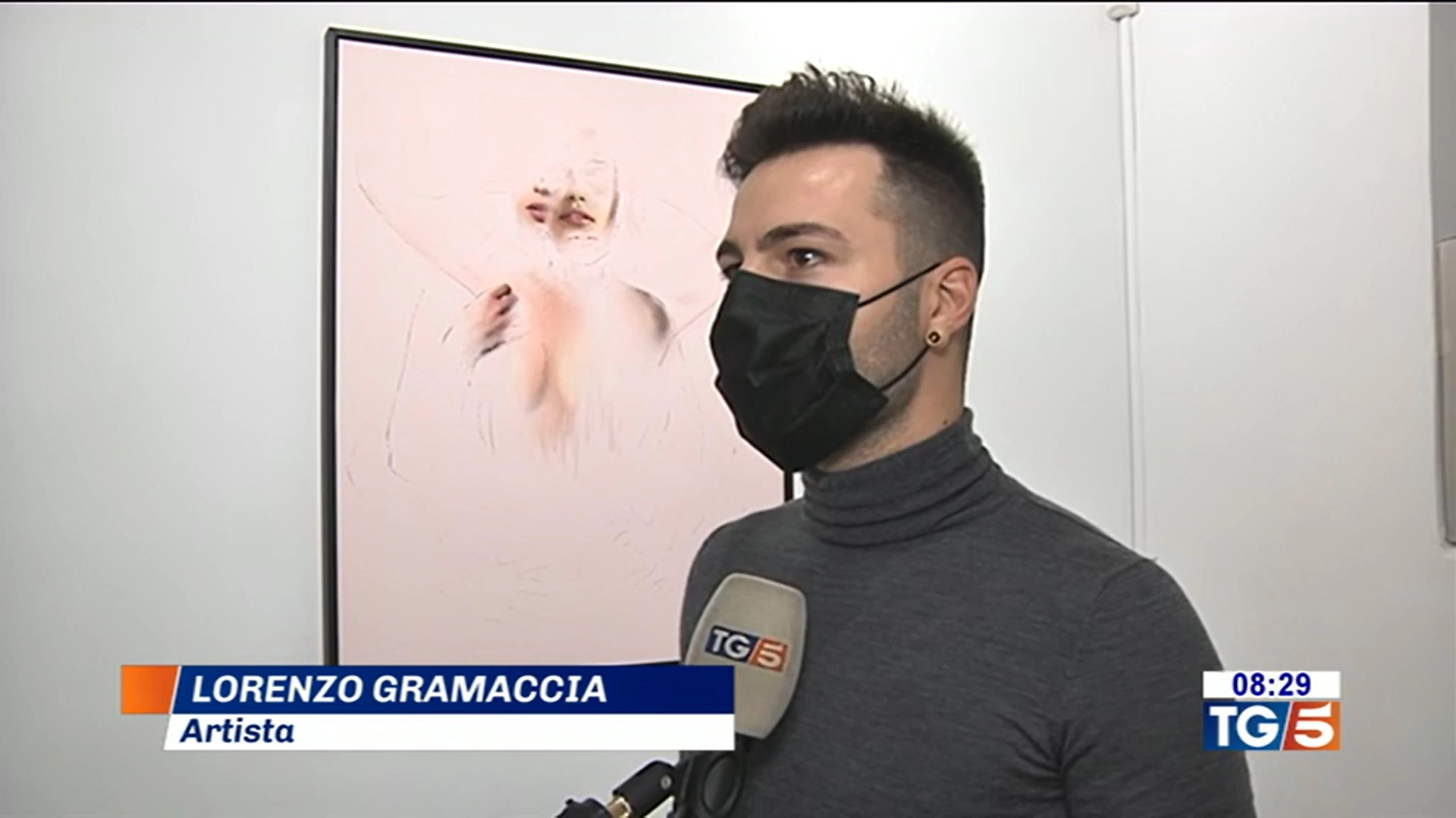 L'artista Lorenzo Gramaccia intervistato dalla stampa davanti alle sue opere in occasione della mostra personale Tutto quel che resta