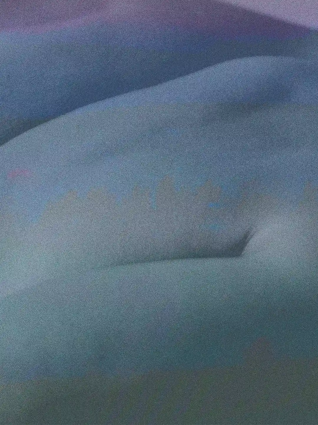 Dettaglio di Carezze cieche: studio delle texture e dei morbidi chiaroscuri stampati su carta cotone, che evocano le forme di un fianco