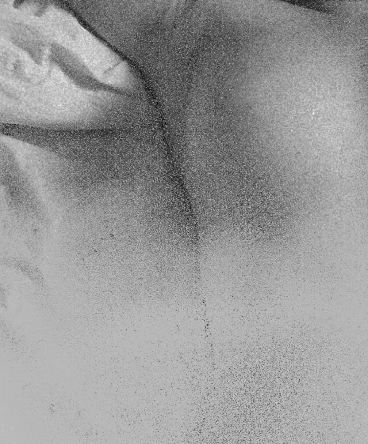 L'opera Ecce Femina: visione dall'alto di un corpo femminile disteso, dove la resa scultorea si dissolve in una traccia farinosa ed evanescente