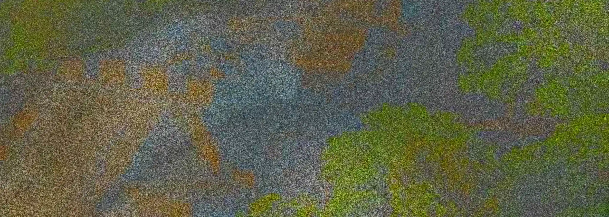 Dettaglio ravvicinato di Giada dormiente: la grana materica della pittura digitale cattura la densa foschia atmosferica che dissolve l'architettura a gradoni nel verde giada della foresta