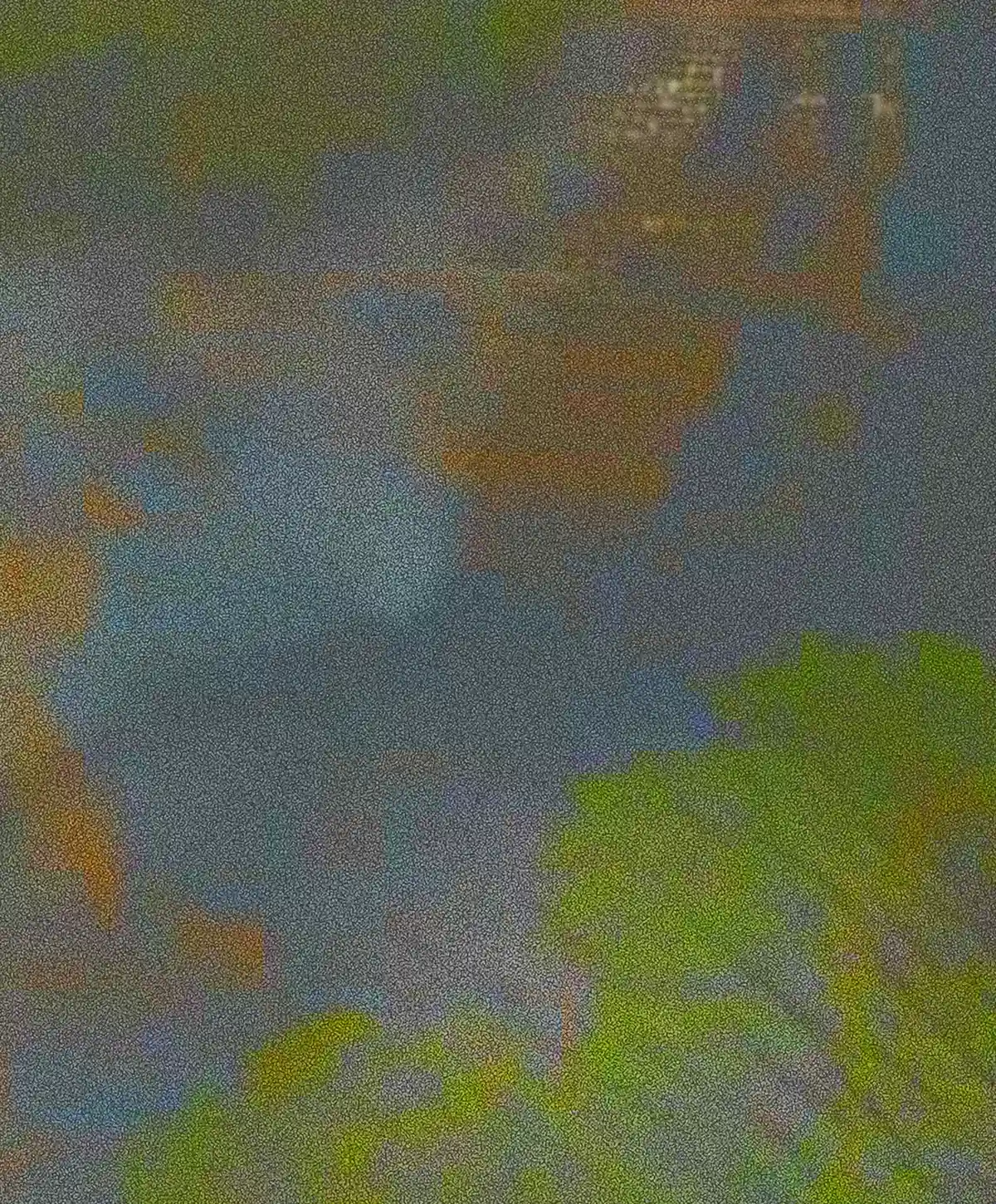 Dettaglio ravvicinato di Giada dormiente: la grana materica della pittura digitale cattura la densa foschia atmosferica che dissolve l'architettura a gradoni nel verde giada della foresta
