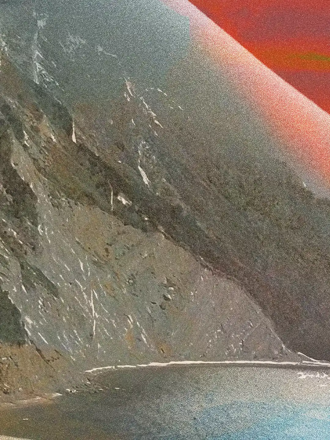 Dettaglio ravvicinato della texture materica: la transizione visiva tra rilievo roccioso e anatomia umana nell'opera Itaca