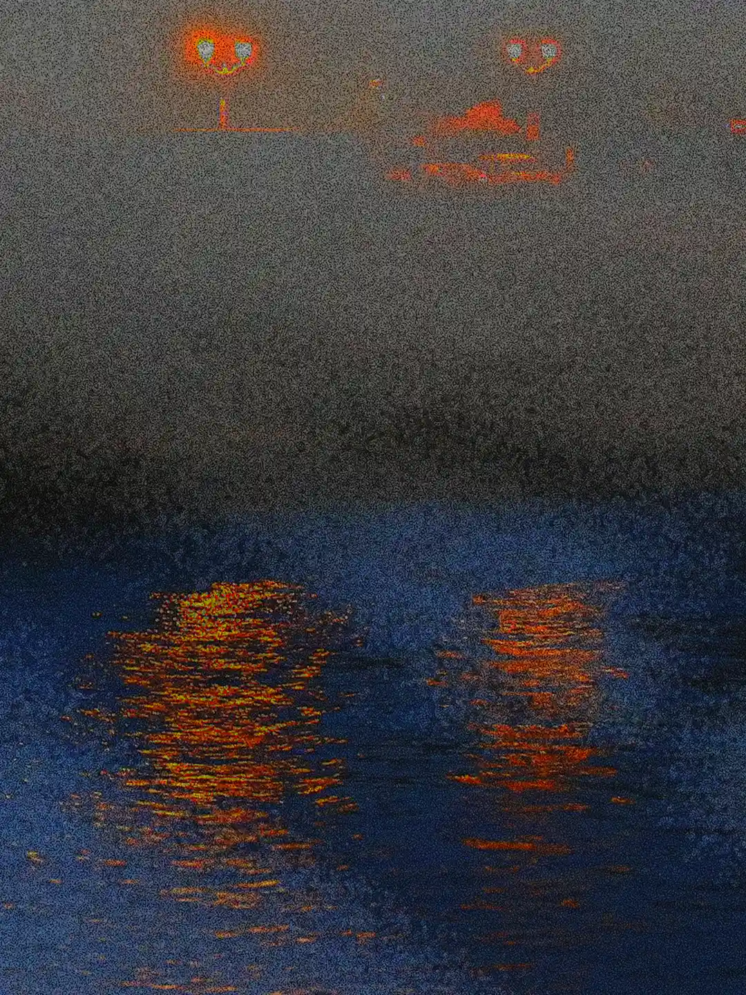 I riflessi sull'acqua in Lumière sur la Seine: pennellate digitali arancioni tagliano l'oscurità del fiume, simulando la luce dei lampioni urbani nella notte
