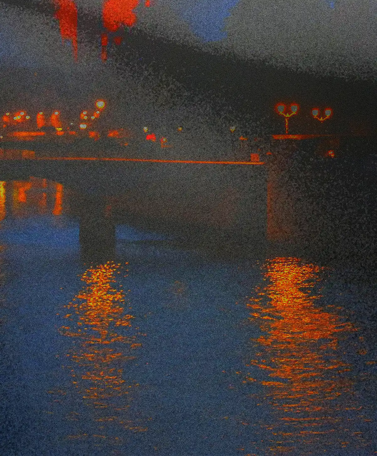 Visione d'insieme di Lumière sur la Seine: un'ombra anatomica attraversa diagonalmente il paesaggio notturno parigino, tra bagliori rossi e luci urbane