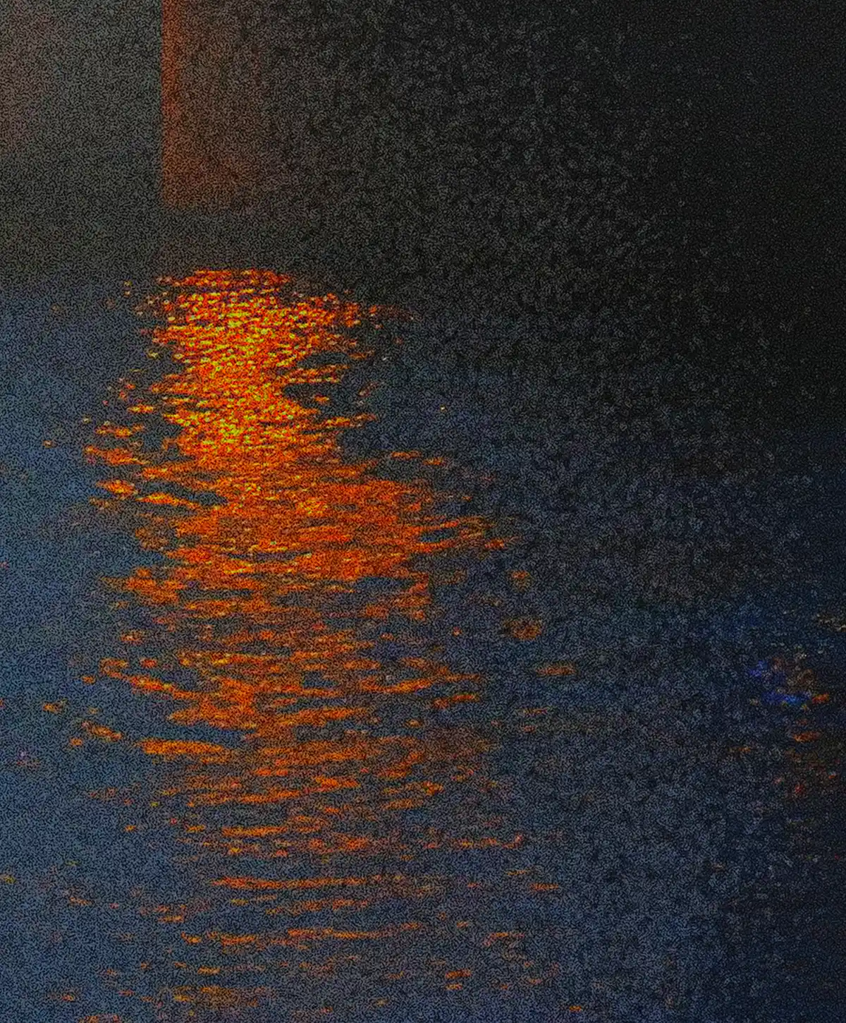 Sezione dell'opera Lumière sur la Seine: i riflessi dei lampioni sull'acqua scura, resi attraverso una frammentazione luminosa e digitale di chiara ispirazione impressionista