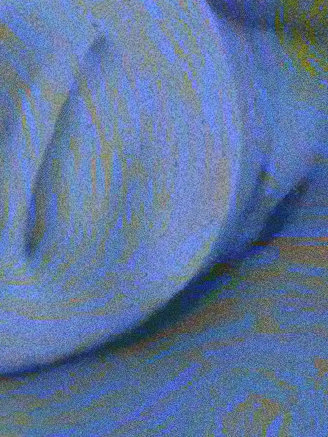 Particolare anatomico in Notturno: il profilo di una bocca socchiusa che affiora dalla trama materica e dai pigmenti blu