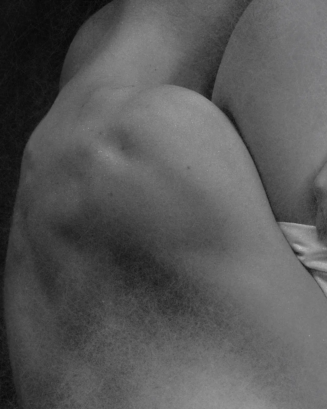 Focus sulla tensione muscolare per trattenere il corpo nell'opera Resta qui, indagine visiva dell'artista