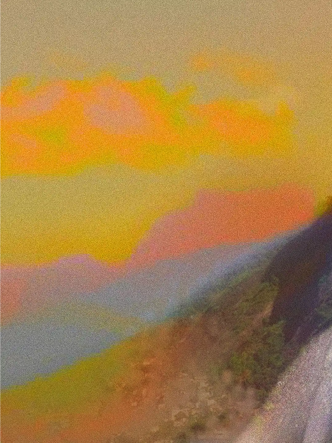 Dettaglio dell'opera Saudade: il cielo giallo e arancio si fonde con la texture granulosa del pendio montuoso