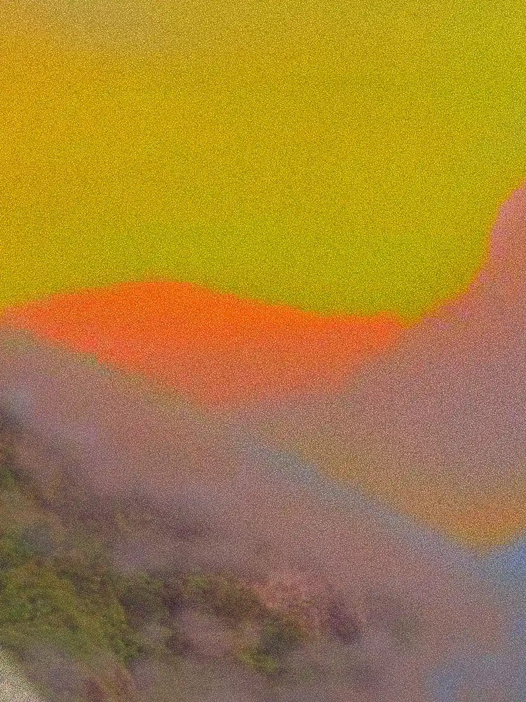Macro Saudade: vibrazioni cromatiche digitali dove gialli e arancioni definiscono profondità e sagome al tramonto