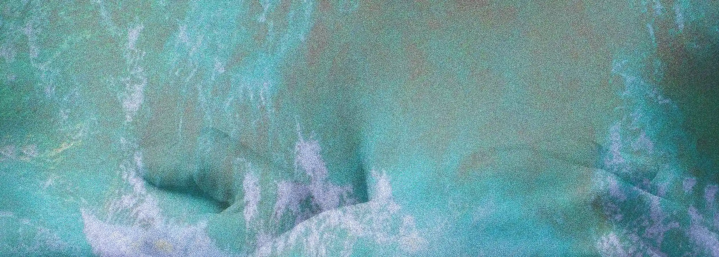 Visione panoramica dell'opera Ti respiro sottovoce: flussi cromatici sinuosi e fusione poetica tra astrazione e corporeità