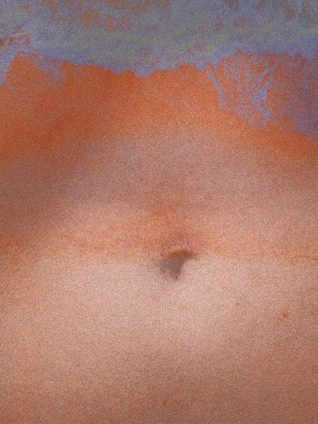 Dettaglio ravvicinato della texture materica e dei contrasti cromatici nell'opera Ti respiro sottovoce