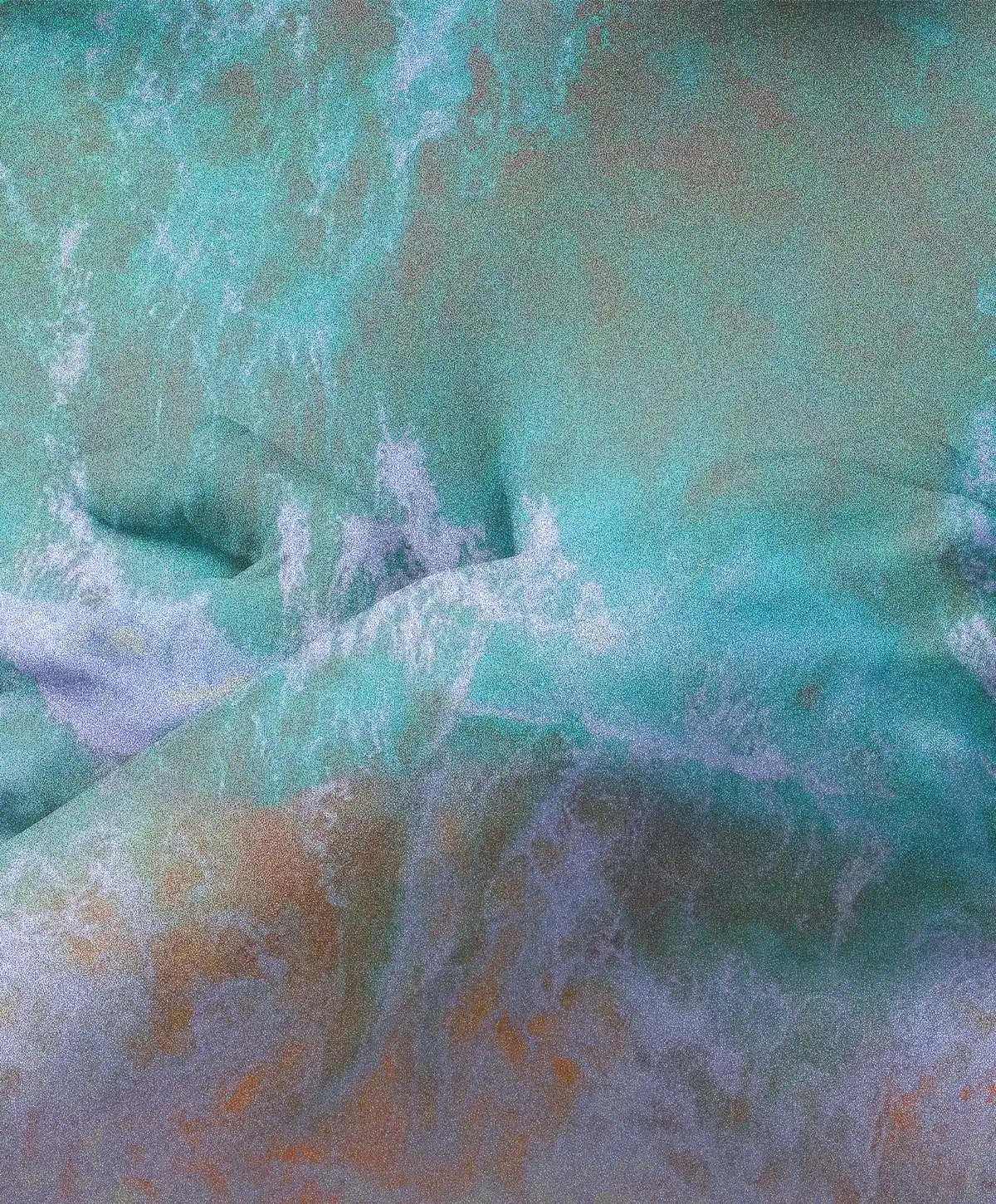 Visione panoramica dell'opera Ti respiro sottovoce: flussi cromatici sinuosi e fusione poetica tra astrazione e corporeità