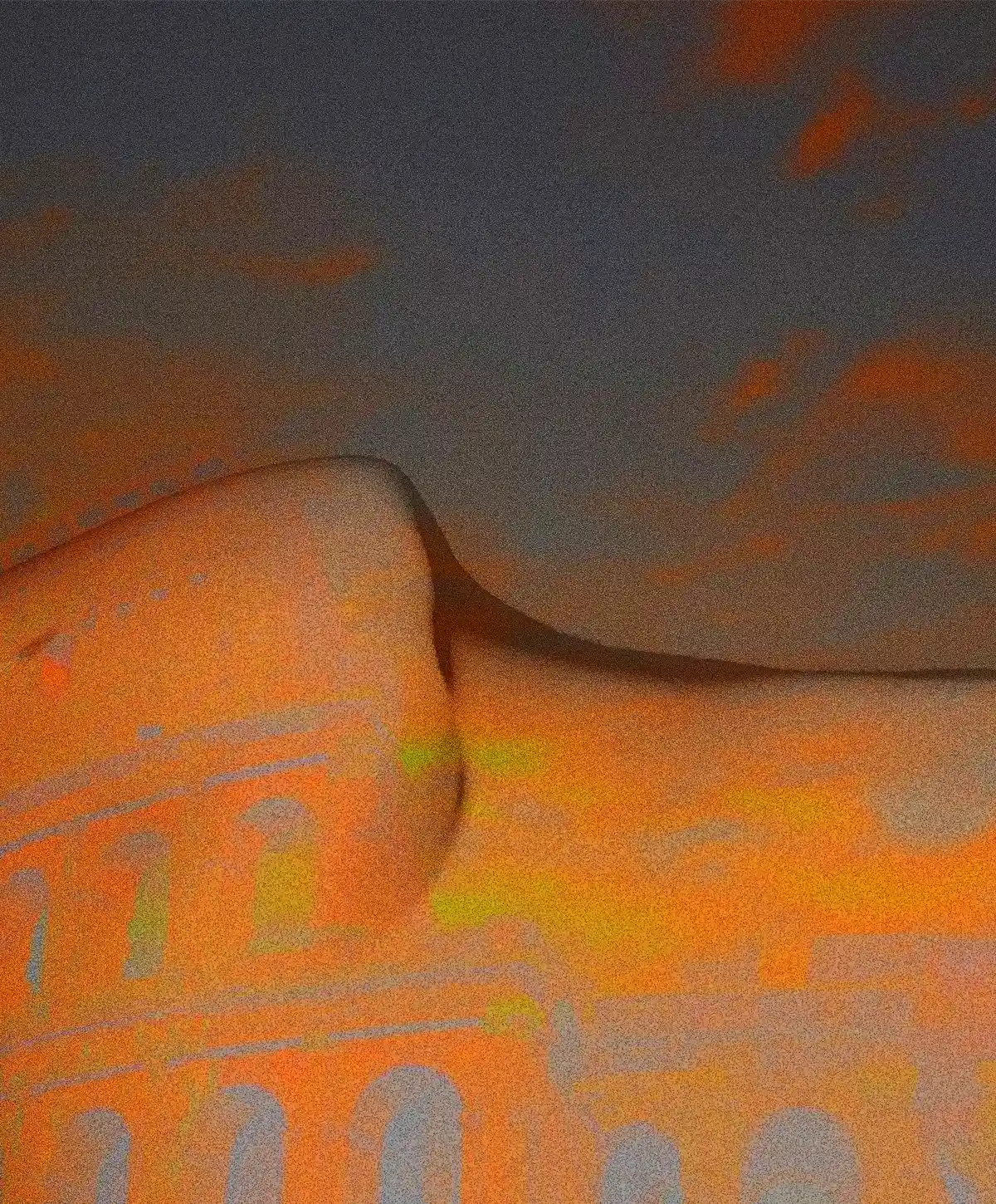 Vision of Vestigia: the soft silhouette of the body stands out against a dark sky, while the arches of ancient Roman architecture surface along the curve of the skin